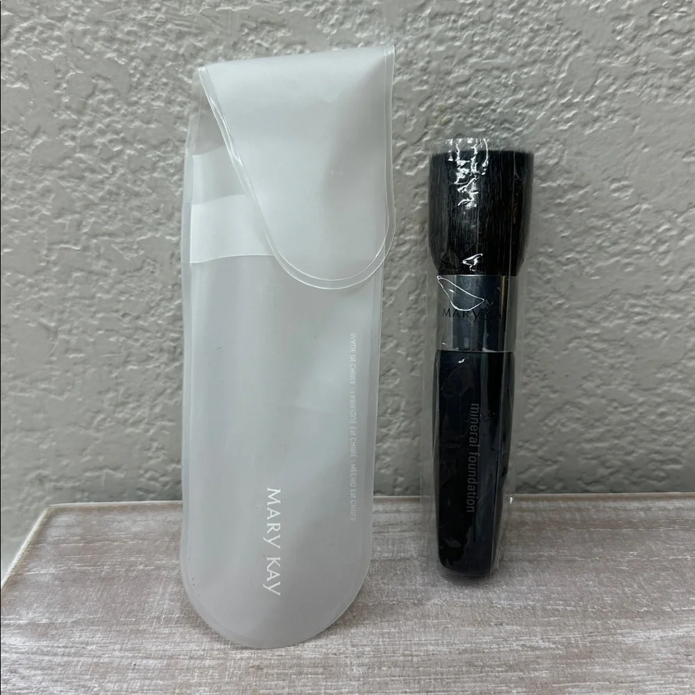 $10 🌙 Mary Kay Mineral Powder Foundation Brush - New in Pouch